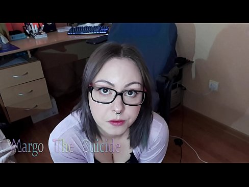 ❤️ 眼鏡をかけたセクシーな少女がカメラに向かってディルドを深くしゃぶる ❤ 上質ポルノ ❌️❤